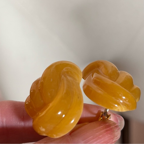Vintage Retro Deco Lucite Plastic Oversized Amber colored Knot Clip Earrings - Picture 10 of 15
